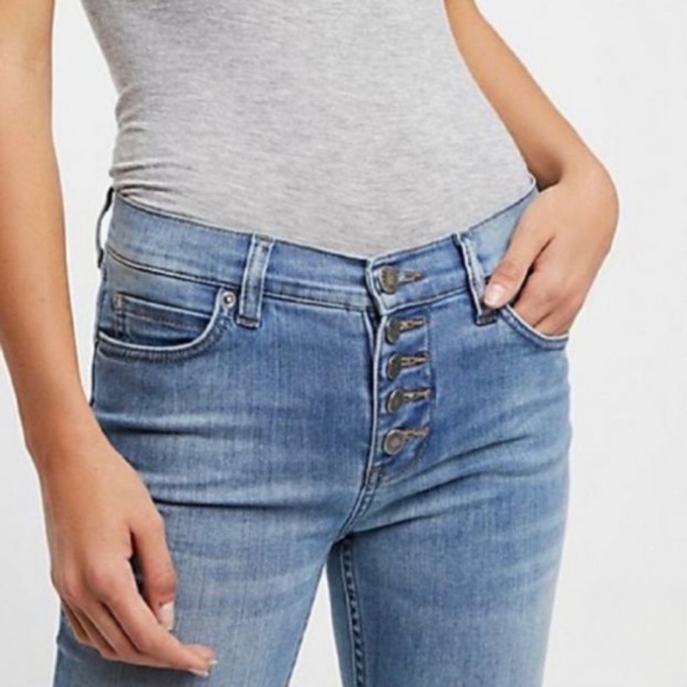 EUC ✵☽Free People☾✵ Button Fly < Reagan > Frayed Skinny Jeans + Raw Edge | 31